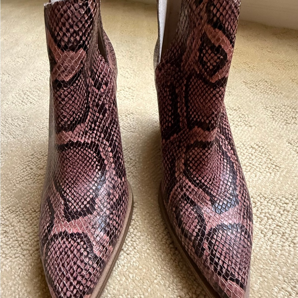 🌸🌸Vince Camuto Pink and Black Snake Print Ankle Boots! 🌸🌸
